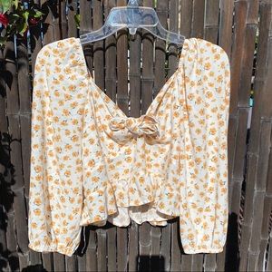 Yellow floral crop top 🌼🤍